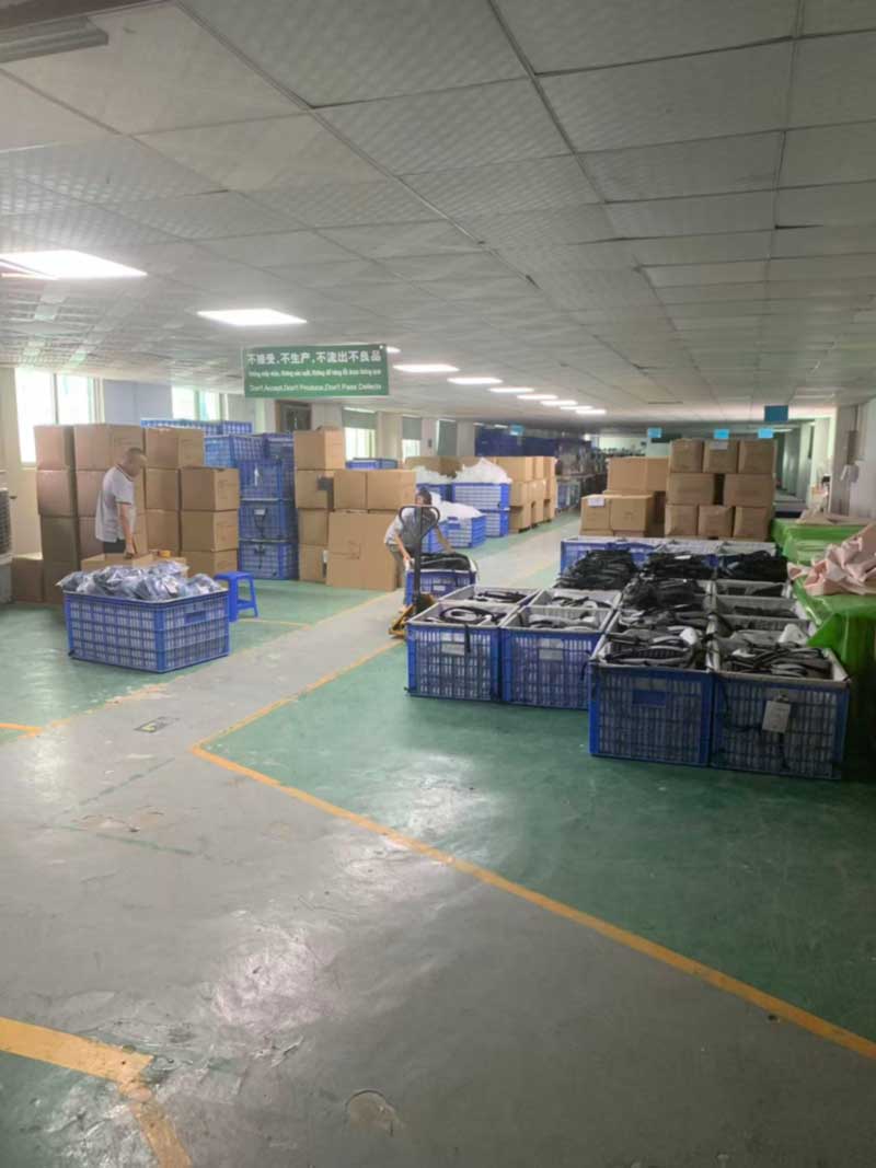 Packing floor with cartons, bins and a trilingual quality banner